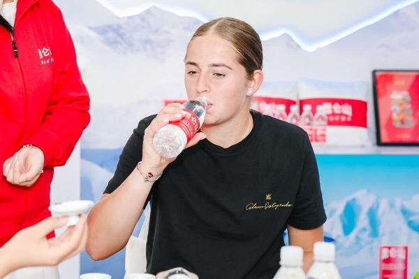 庆祝她对乒 庆祝她对乒